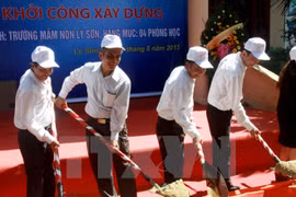 President of the Vietnam General Confederation of Labour Dang Ngoc Tung (2nd, L) at the ground-breaking ceremony of the kindergarten. (Photo: VNA)