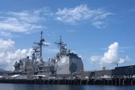 The guided missile cruiser USS Shiloh is anchored at a former US naval base in the Philippines on May 30 as part of US military patrol in the ​East Sea amid rising territorial tensions in the region. (Photo: AFP/VNA)