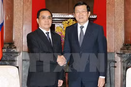 President Truong Tan Sang (R) welcomes Lao Prime Minister Thongsing Thammavong in Hanoi