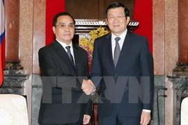 President Truong Tan Sang (R) welcomes Lao Prime Minister Thongsing Thammavong in Hanoi