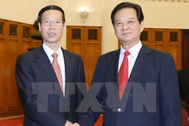 Prime Minister Nguyen Tan Dung (R) welcomes Chinese Vice Premier Zhang Gaoli (Photo: VNA)