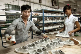 Footwear sector enjoy a growth of 22.3 percent in the first seven months of 2015. (Photo: VNA)