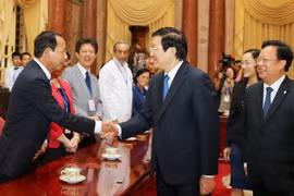  President receives delegates to conference for solidarity with Cuba