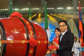 Deputy ​PM Vu Duc Dam beats the drum to kick off the ​1st international Vietnamese traditional martial arts championship. (Photo: baochinhphu.vn)