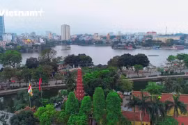 Hanoi decorated with flags and flowers to celebrate the holidays of April 30 and May 1