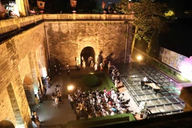 What makes night tours at historic sites appealing to visitors?