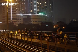 People ignored the advice of the authority not to gather at Long Bien Bridge