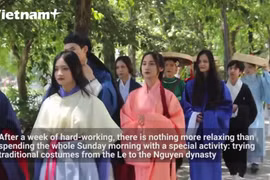 Young people excited to wear traditional costumes on the walking street of Hoan Kiem Lake