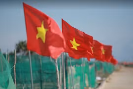 3.000 national flags are given to Ly Son fishermen to reach out the sea
