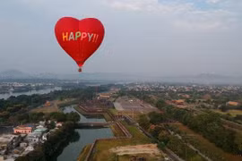 Hot air balloon festival attracts attention in Vietnam