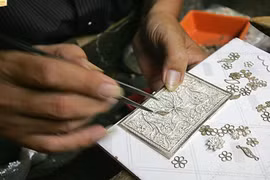 Old jewelry craft village in Hanoi to keep its fiery spirit 
