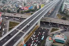 A close up look at the newly opened 10.000 billion VND ring road in Hanoi