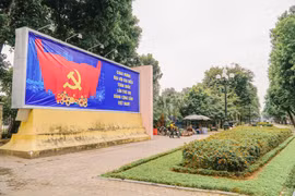 Hanoi’s streets adorned to welcome 13th National Party Congress