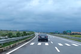 Vehicles move along the Noi Bai – Lao Cai expressway (Photo: VietnamPlus)