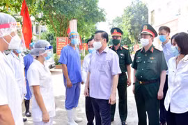 Hanoi leader orders maintaining collective strength to combat COVID-19