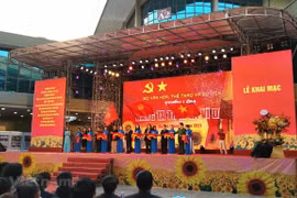 Delegates cut the ribbon to launch the “Dang ta that la vi dai!” (Our Party is great!) exhibition in Hanoi on January 18. (Photo: VietnamPlus)