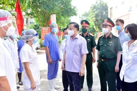 Hanoi leader orders maintaining collective strength to combat COVID-19