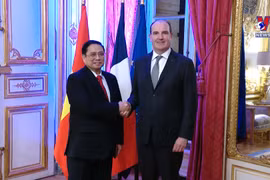 PM holds talks with French counterpart