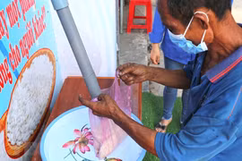 ‘Rice ATM’ comes to poor in Ca Mau amid COVID-19 outbreak