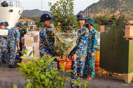 Tet gift sets presented to Truong Sa soldiers, people
