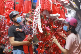 Cities, provinces bustling in Christmas atmosphere