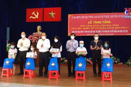 Tablets presented to help disadvantaged students in HCMC study online
