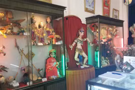 Solo performer opens own puppetry museum