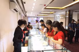 Gold prices take nosedive following two-year high