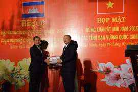 Tay Ninh, Cambodian localities strengthen friendship 