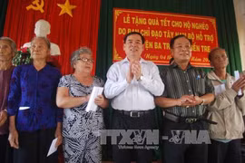 Tet gifts offered to impoverished people nationwide 