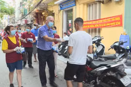 Foreigners join Vietnamese in fighting Covid-19