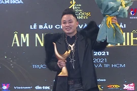 Singer Tung Duong dominates 2021 Devotion Music Awards