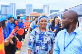 Young global parliamentarians visit Ha Long Bay