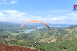 Dak Nong paragliding tournament attracts thousands of visitors