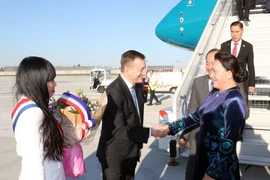 Top legislator pays official visit to France