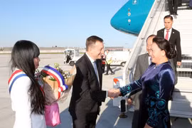 Top legislator pays official visit to France