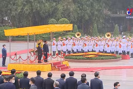 Lao PM pays official visit to Vietnam