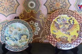 Exhibition spotlights Hue’s enameled bronze art