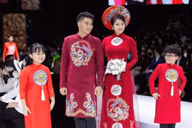 Ao Dai designer presents new collection at catwalk show 
