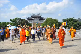 Vesak participants visit Bai Dinh Pagoda