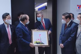 President Nguyen Xuan Phuc visits Pfizer corporation