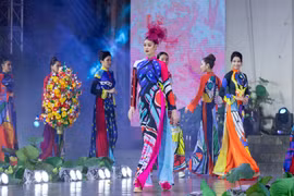 Miss Universe Vietnam shows off beauty of traditional costume