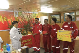 Workers welcome early Tet on oil rigs