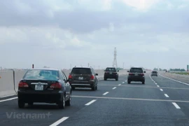 The transport sector aims to build around 4,000-5,000km of expressways in the next 10 years to basically connect inter-provincial roads, seaports, and border gates, creating a continuous connection serving socio-economic development. (Photo: VietnamPlus)