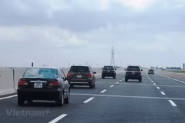 The transport sector aims to build around 4,000-5,000km of expressways in the next 10 years to basically connect inter-provincial roads, seaports, and border gates, creating a continuous connection serving socio-economic development. (Photo: VietnamPlus)