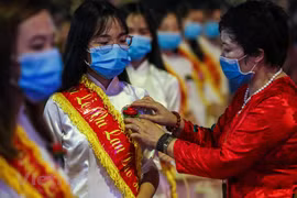 COVID-19: Buddhist followers wear face masks while attending Vu Lan Festival