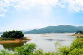 Automatic station monitors water quality of Nui Coc Lake