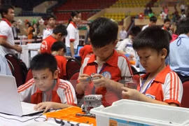 Robothon Day 2015 for primary school students in Hanoi