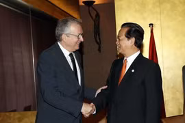 PM meets French Communist Party, companies’ representatives
