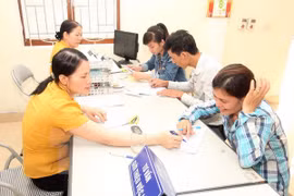 Vietnamese workers in Thailand get temporary work permits 